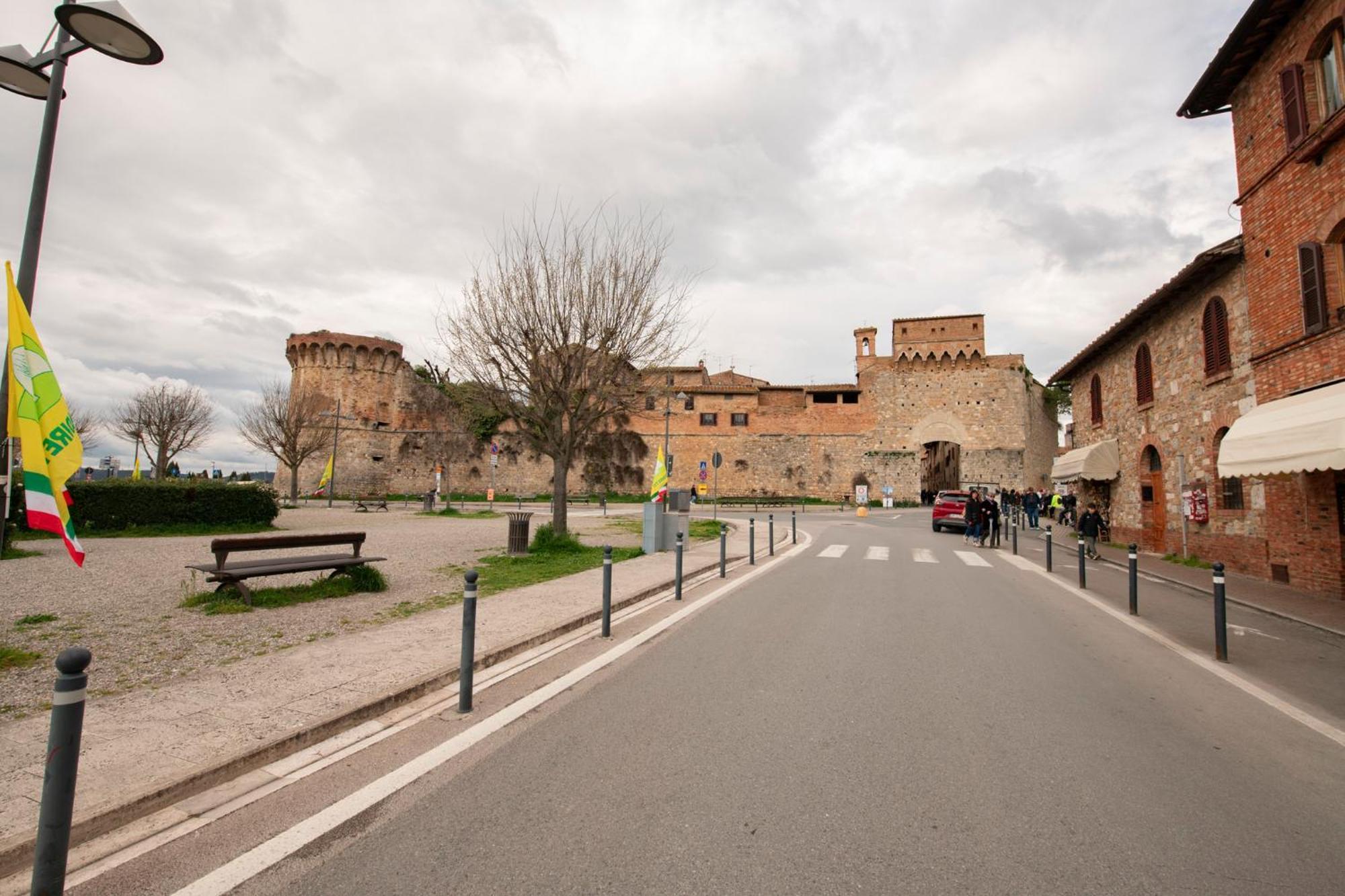 Bellavista Free Parking City Center San Gimignano Exterior photo
